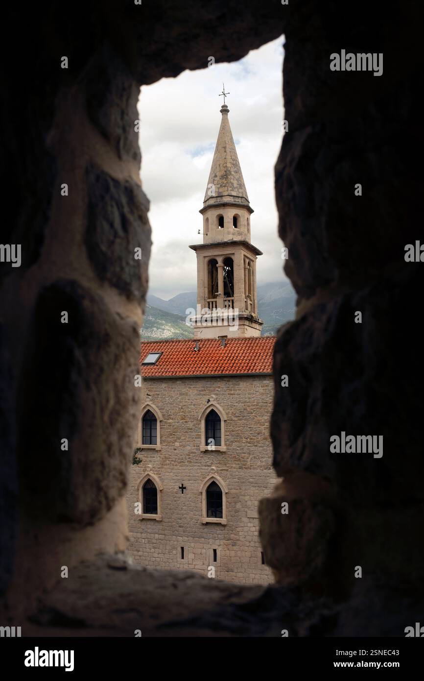 L'église de Jean-Baptiste, vue à travers une brèche dans le mur de la forteresse, Budva, Monténégro Banque D'Images