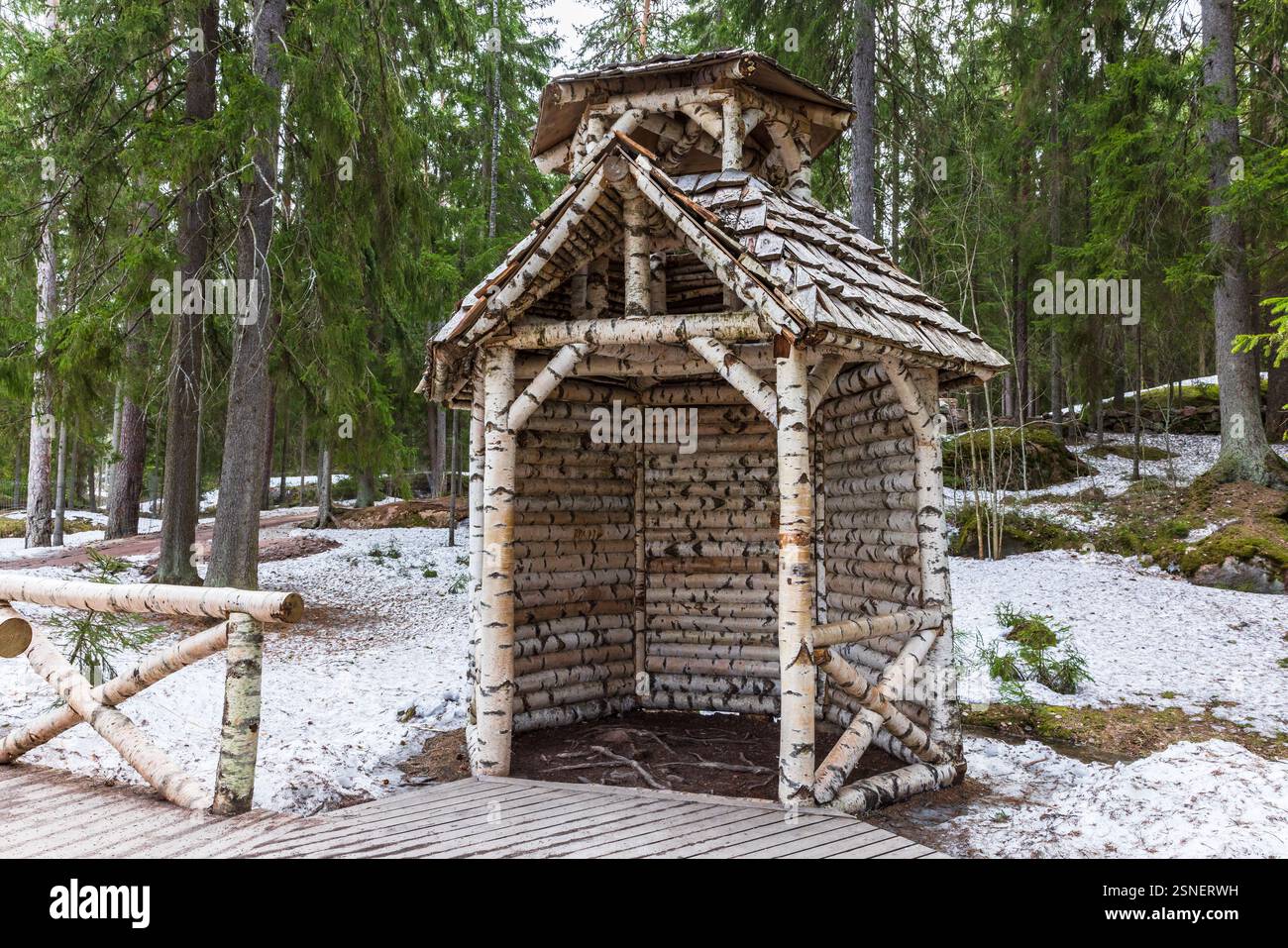 Petit gazebo de bouleau situé dans le parc Monrepos un jour d'hiver. Vyborg, Russie Banque D'Images