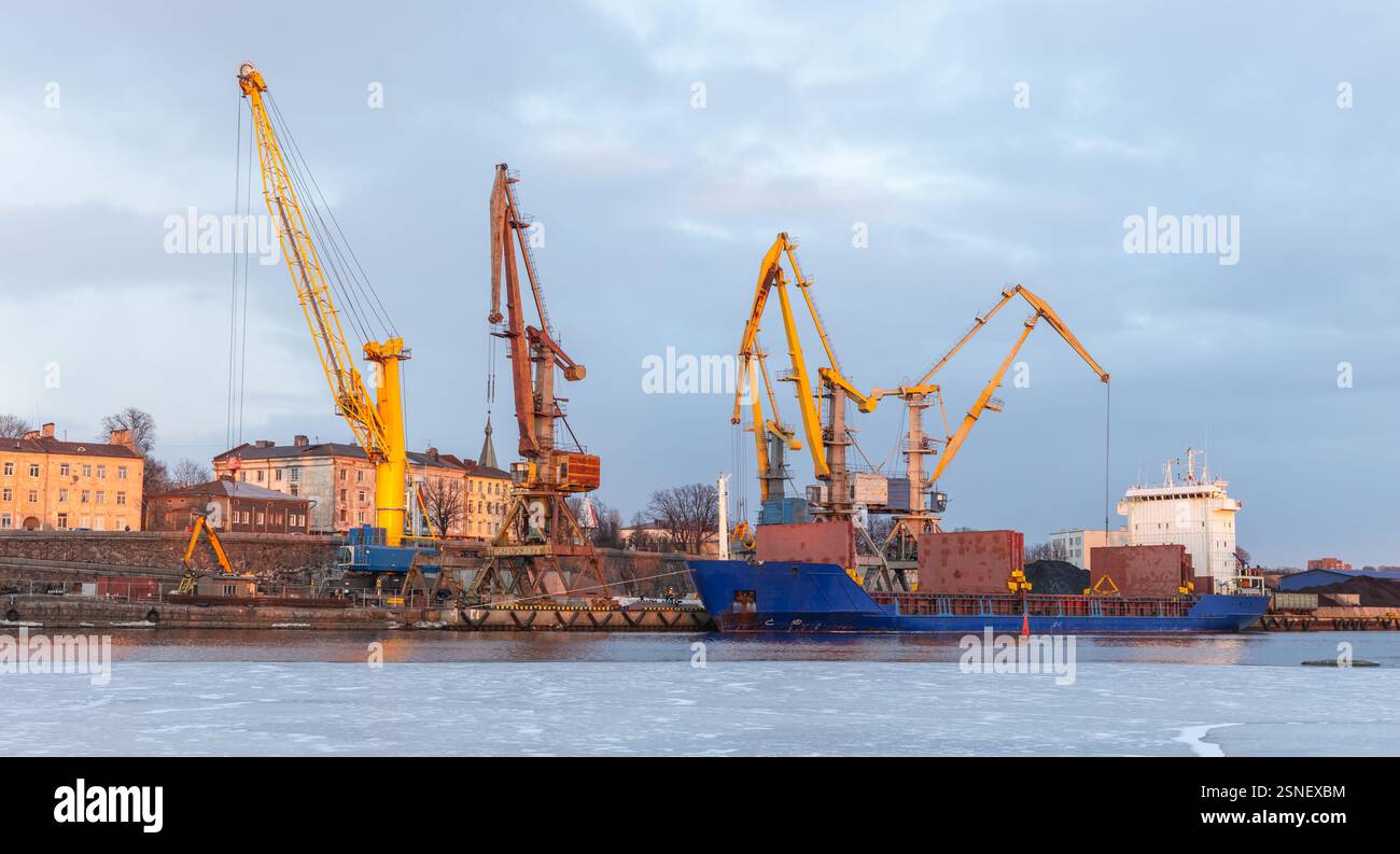 Port maritime de Vyborg, terminal de fret vue côtière avec grues déchargeant le charbon d'un vraquier Banque D'Images
