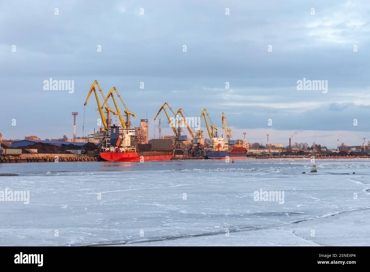 Port maritime de Vyborg, vue bord de mer avec grues portails et cargos sur un jour d'hiver Banque D'Images