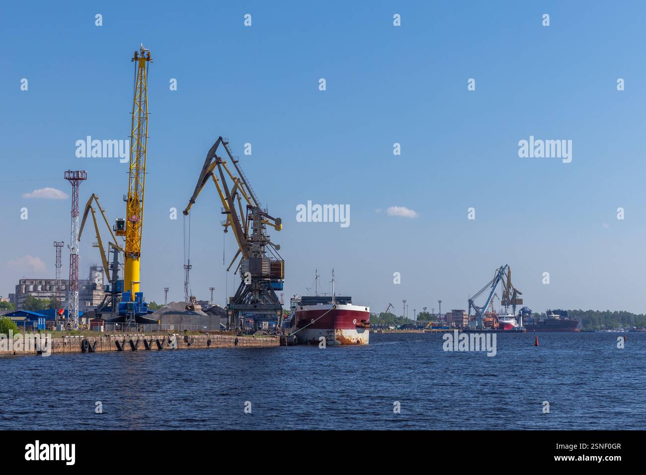 Port maritime de Vyborg, terminal de fret vue côtière avec grues et cargo sur une journée ensoleillée Banque D'Images