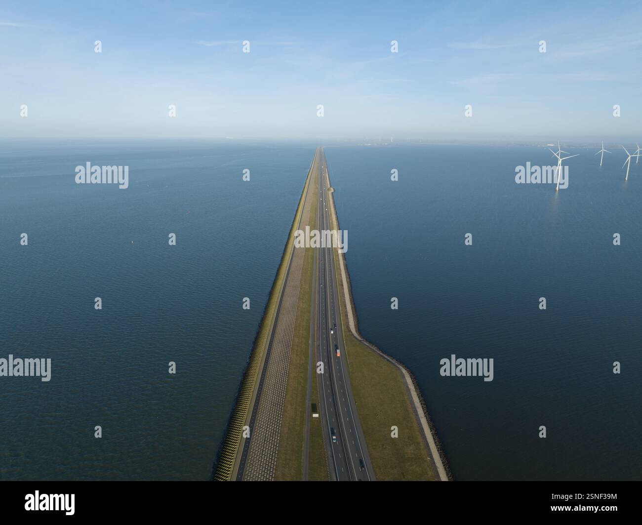 Afsluitdijk, route en eau sans fin, entre Frise et Hollande du Nord. Icône néerlandaise. Banque D'Images