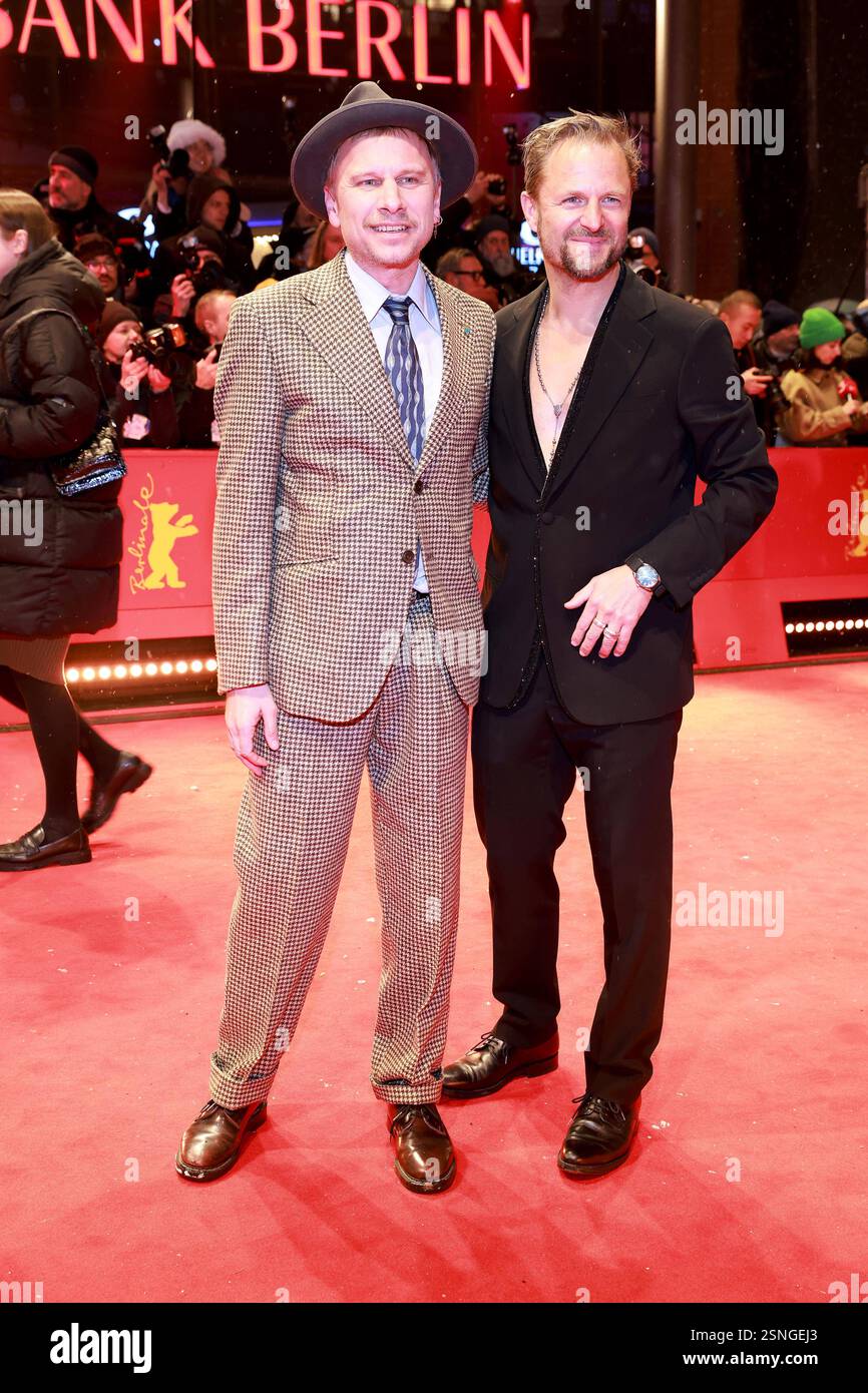 13.02.2025, Robert Stadlober, Philipp Hochmair BEI der Eröffnung der 75. Berlinale, internationale Filmfestspiele Berlin, Roter Teppich, Berlin Deutschland, Allemagne *** 13 02 2025, Robert Stadlober, Philipp Hochmair à l'ouverture de la 75e Berlinale, Festival international du film de Berlin, tapis rouge, Berlin Allemagne, Allemagne Banque D'Images