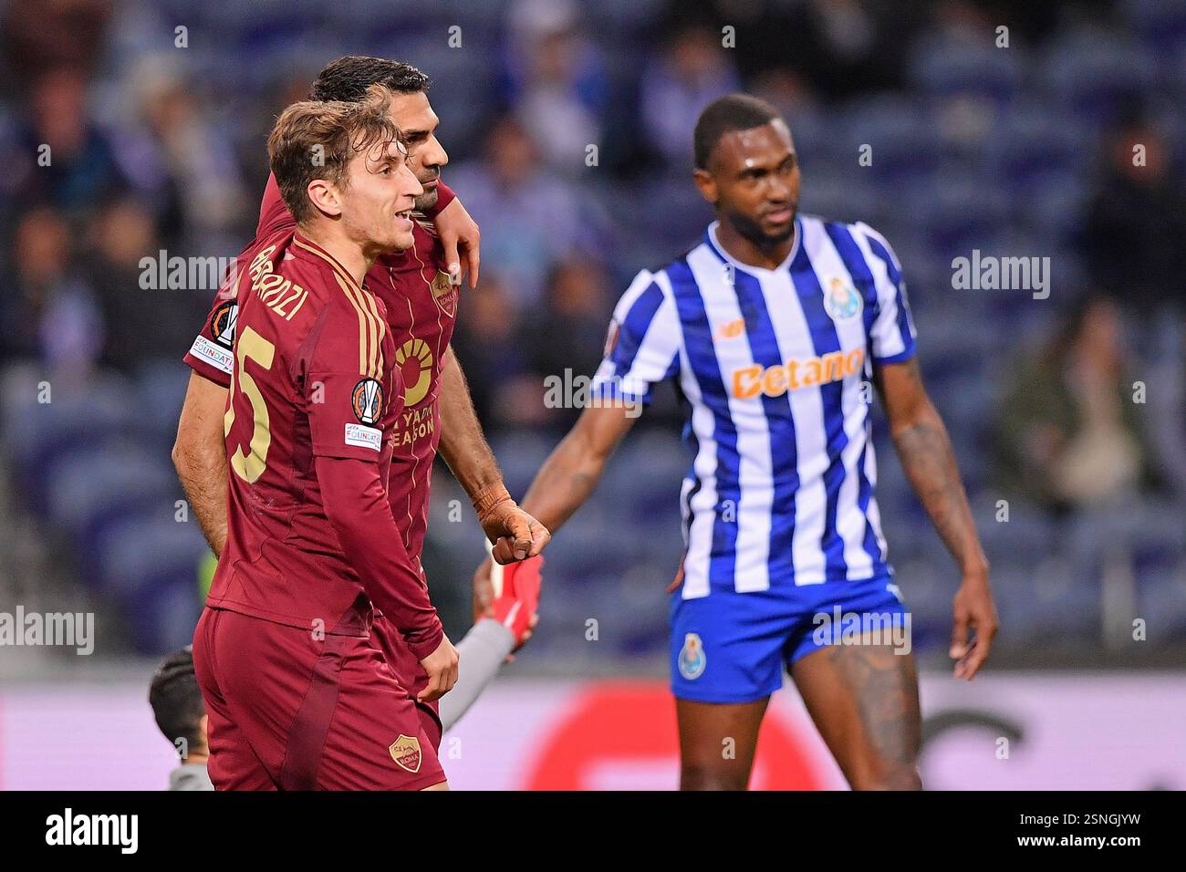 Porto, Portugal. 13 février 2025. Dragao Stadium, UEFA Europa League 2024/2025, FC Porto versus Roma ; Zeki Celik de Roma, célèbre après avoir marqué le premier but de son équipe avec Tommaso Baldanzi lors d'un match entre le FC Porto et Roma pour le premier match de play-off de l'UEFA Europa League 2024/2025 au Dragao Stadium de Porto le 13 février 2025. Photo : Daniel Castro/DiaEsportivo/Alamy Live News crédit : DiaEsportivo/Alamy Live News Banque D'Images