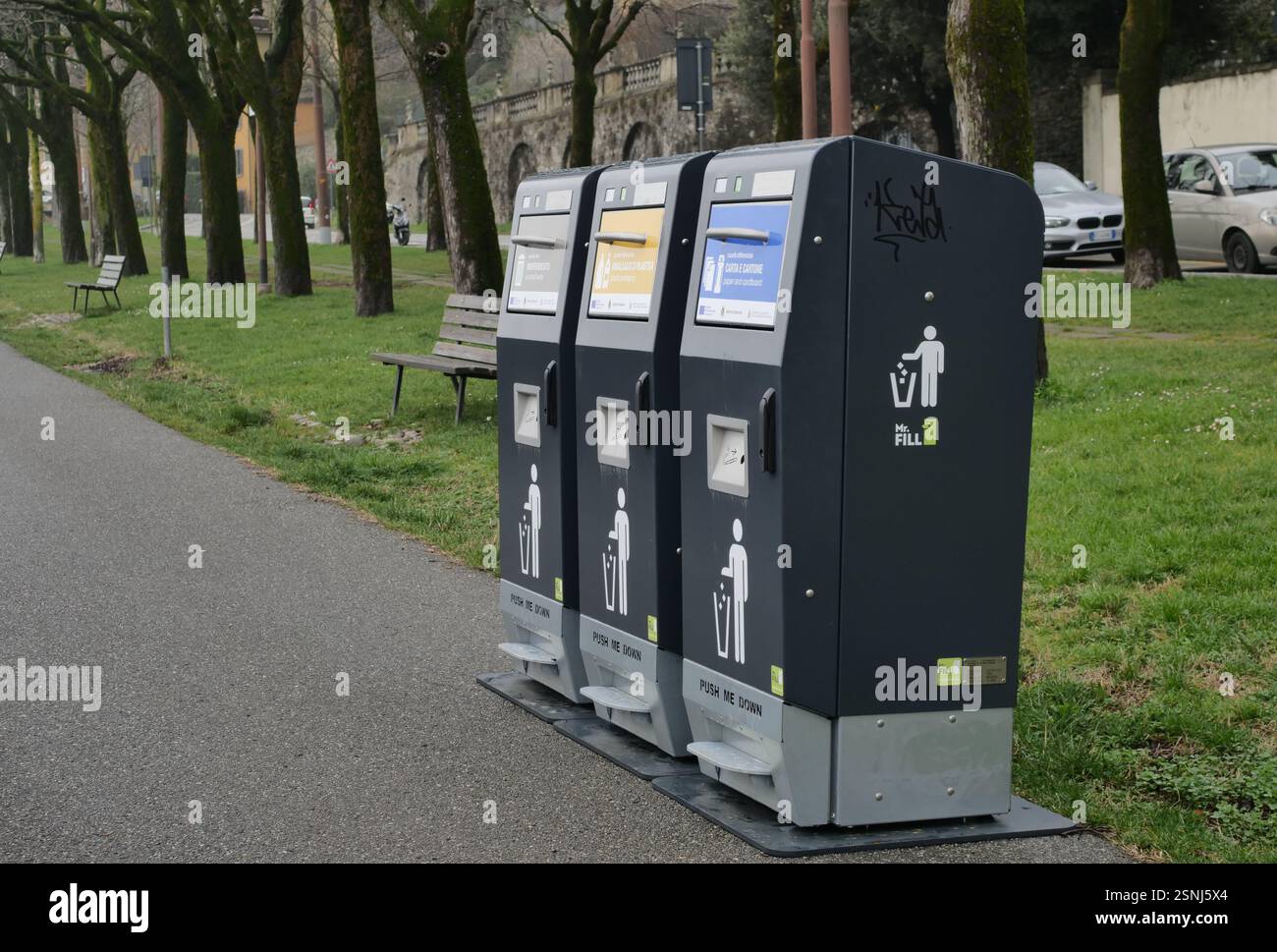 bacs autocompactants de 120 litres pour la collecte séparée du plastique, du papier et d'autres déchets Banque D'Images