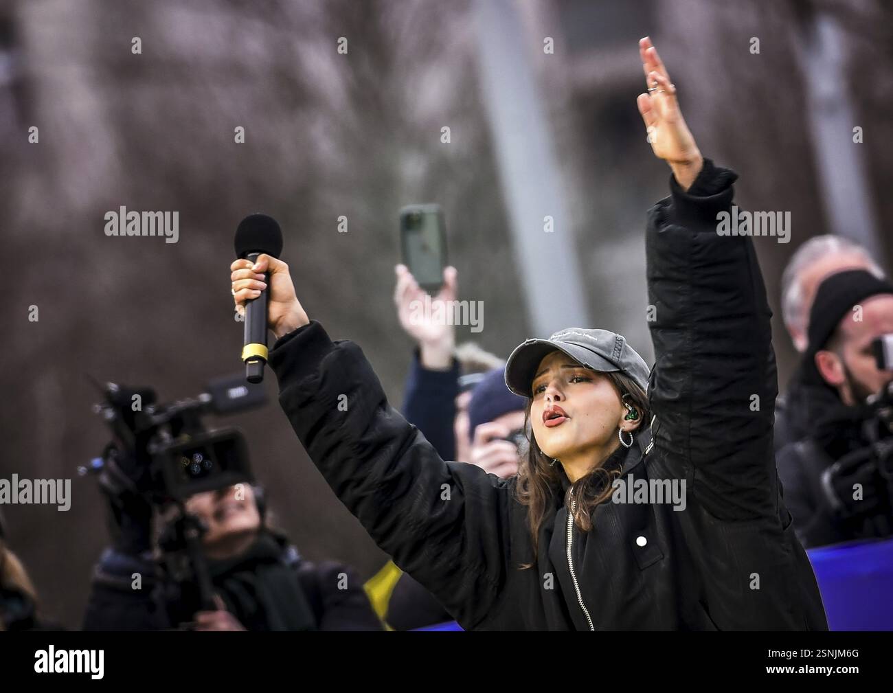 La rappeuse Nina Chuba se produit au rallye. Les manifestants se sont rassemblés sous le slogan. Soulèvement des décents. Nous sommes le pare-feu ! Berlin Banque D'Images