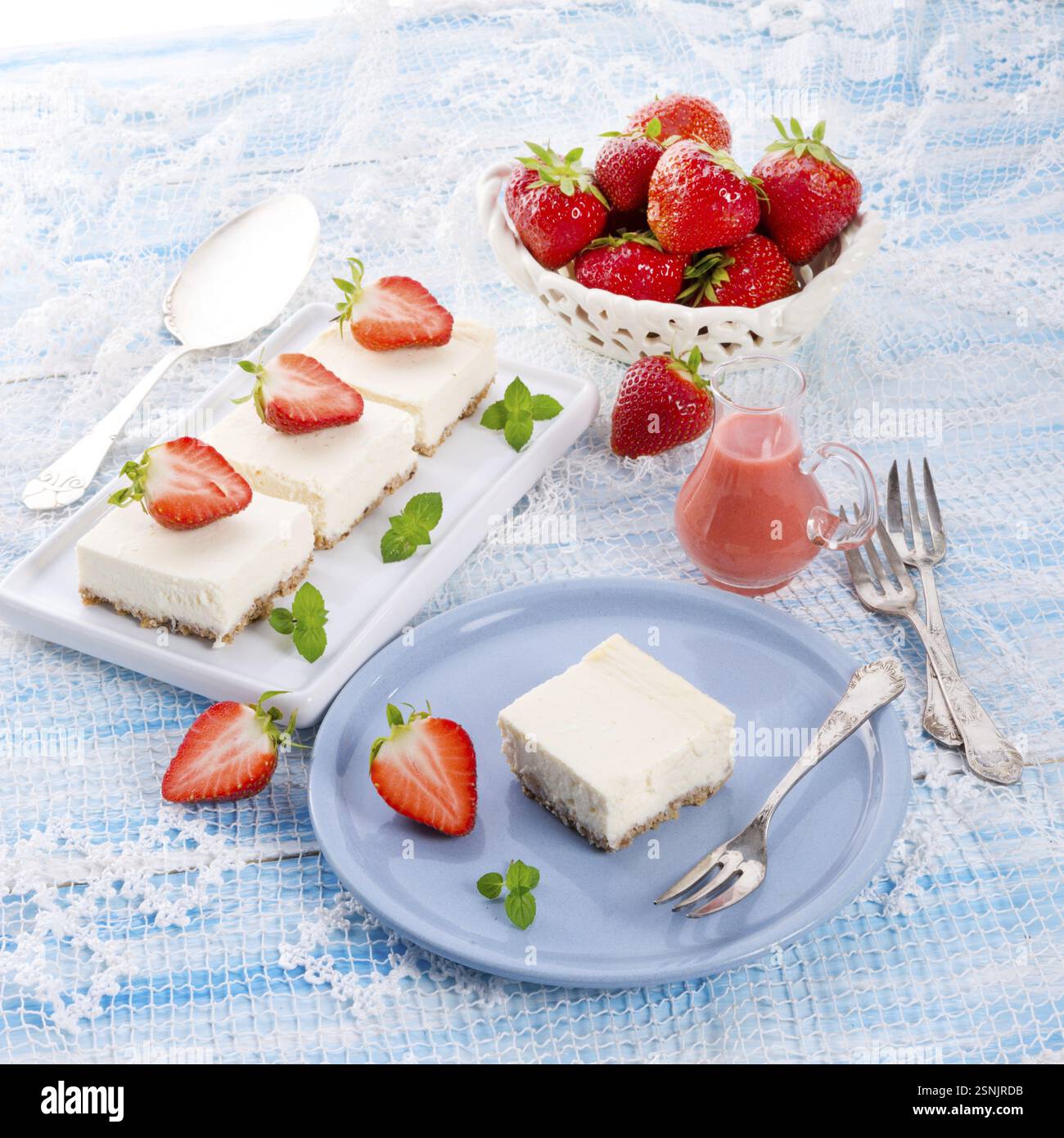 Gâteau au fromage avec sauce aux fraises Banque D'Images