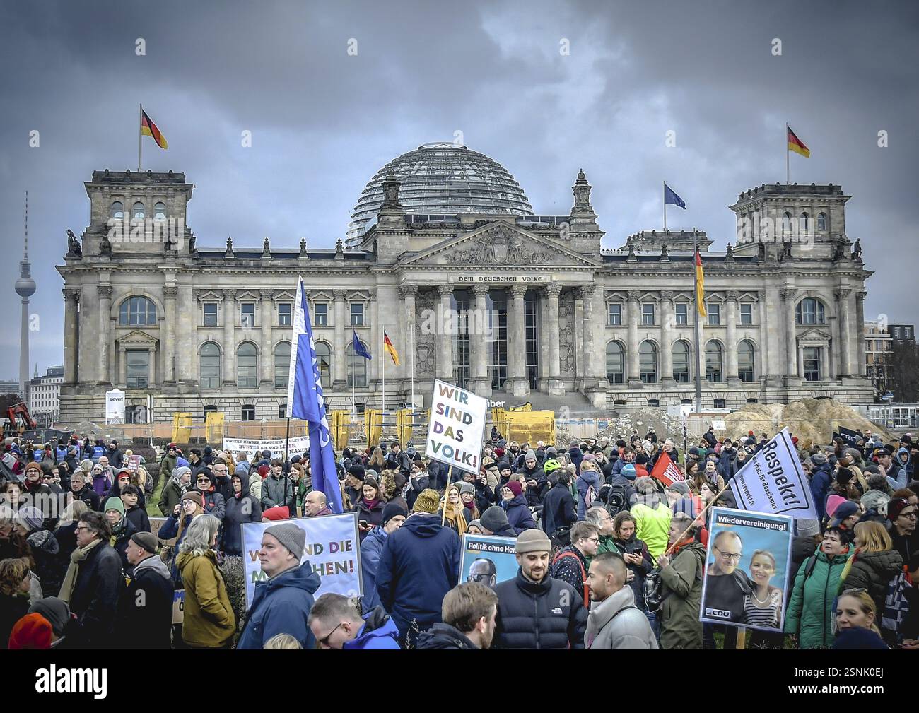 Les manifestants se sont rassemblés sous le titre. Soulèvement des décents. Nous sommes le pare-feu ! Reichstag, Berlin Banque D'Images