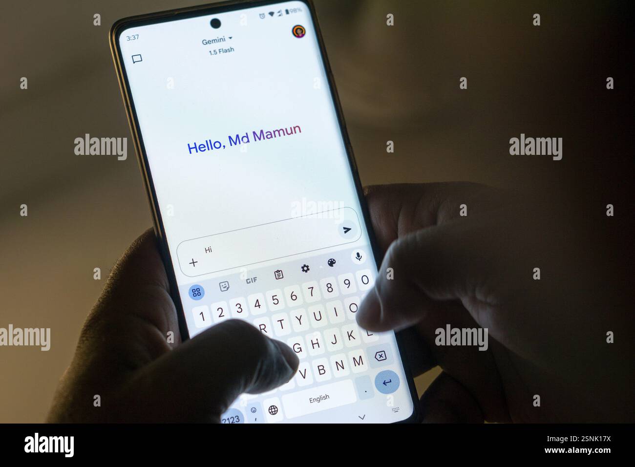 Site Google Gemini vu dans un écran de smartphone. Gemini est le modèle d'IA de nouvelle génération, le plus grand et le plus performant de Google Banque D'Images
