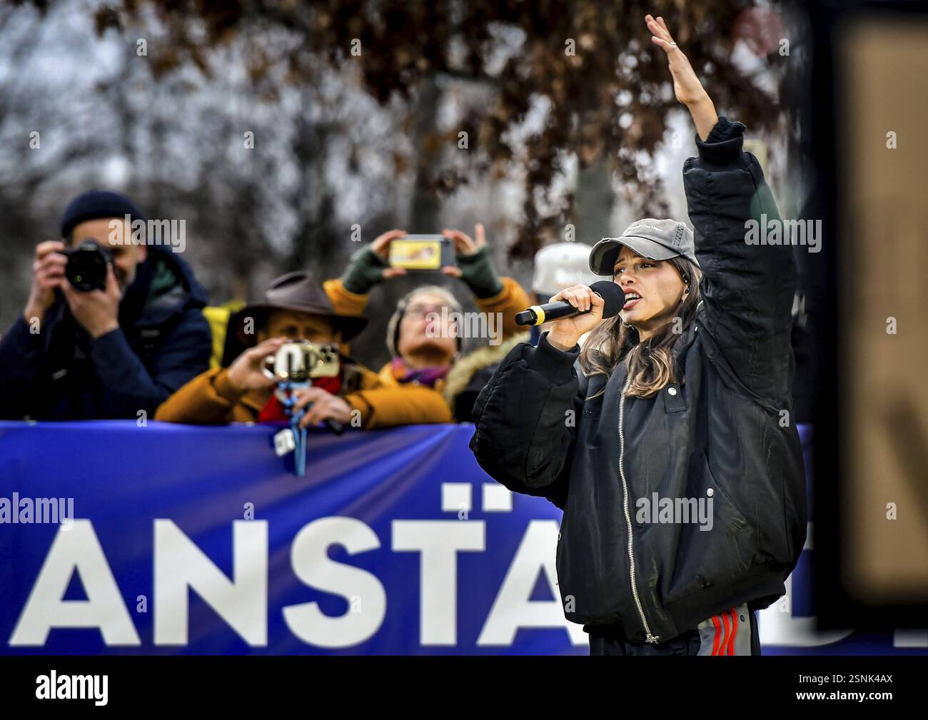 La rappeuse Nina Chuba se produit au rallye. Les manifestants se sont rassemblés sous le slogan. Soulèvement des décents. Nous sommes le pare-feu ! Berlin Banque D'Images