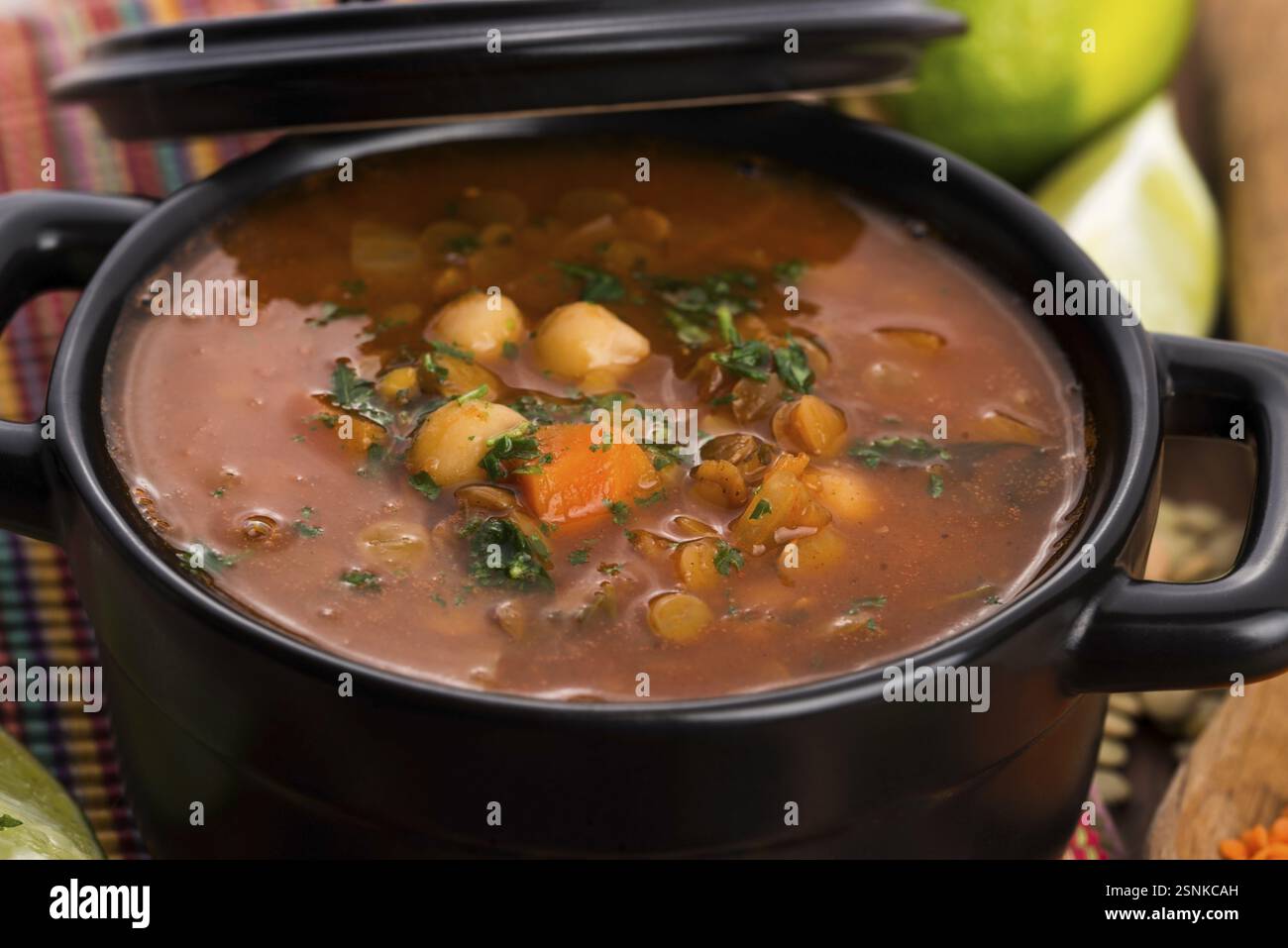Soupe traditionnelle marocaine - harira, la soupe traditionnelle berbère du Maroc, lodz, pologne Banque D'Images