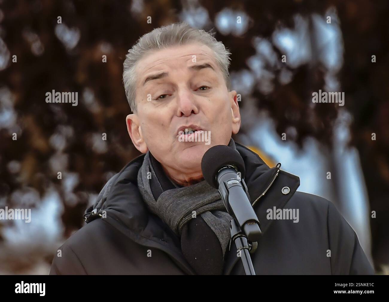 Le publiciste Michel Friedman prononce un discours lors du rassemblement. Les manifestants se sont rassemblés sous le titre. Soulèvement des partisans. Nous sommes le pare-feu ! Banque D'Images