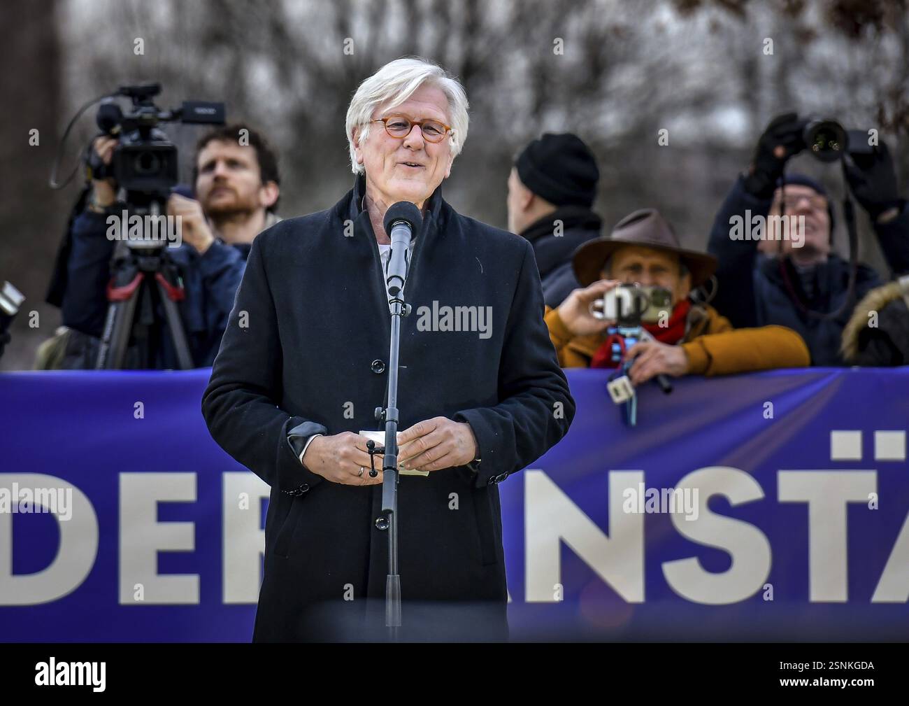 Le conférencier Heinrich Bedford-Strohm, Conseil œcuménique des Églises, ancien président du Conseil EKD, prononce un discours devant une foule nombreuse lors d’une manifestation Banque D'Images