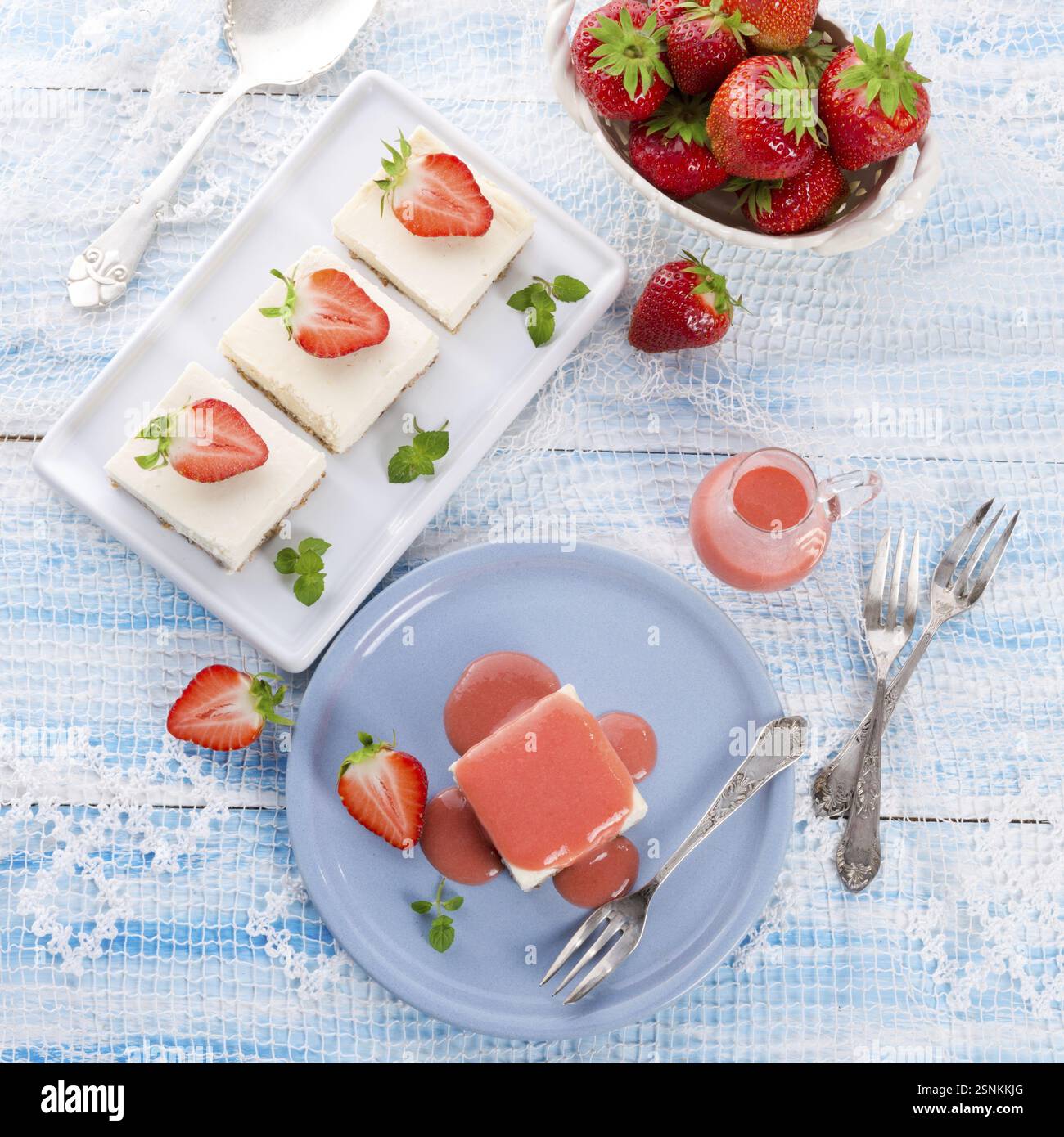 Gâteau au fromage avec sauce aux fraises Banque D'Images