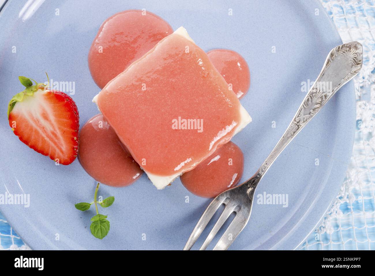 Gâteau au fromage avec sauce aux fraises Banque D'Images