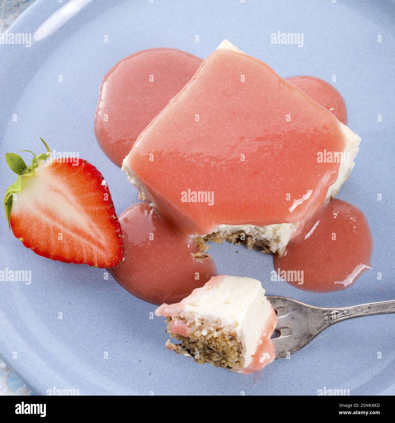 Gâteau au fromage avec sauce aux fraises Banque D'Images