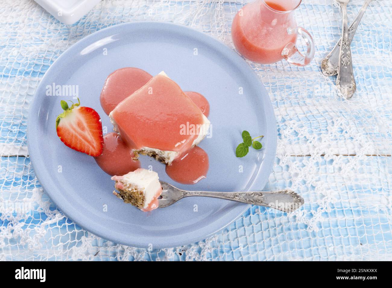Gâteau au fromage avec sauce aux fraises Banque D'Images