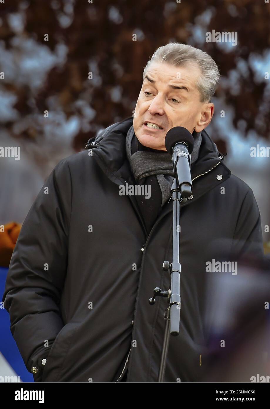 Le publiciste Michel Friedman prononce un discours lors du rassemblement. Les manifestants se sont rassemblés sous le titre. Soulèvement des décents. Nous sommes le pare-feu ! Berl Banque D'Images