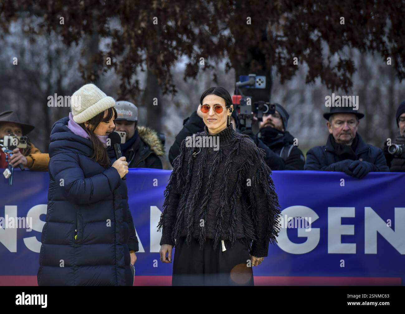 De gauche à droite : Singer mine performance au rallye. Les manifestants se sont rassemblés sous le titre. Soulèvement des manifestants. Nous sommes le pare-feu ! Banque D'Images