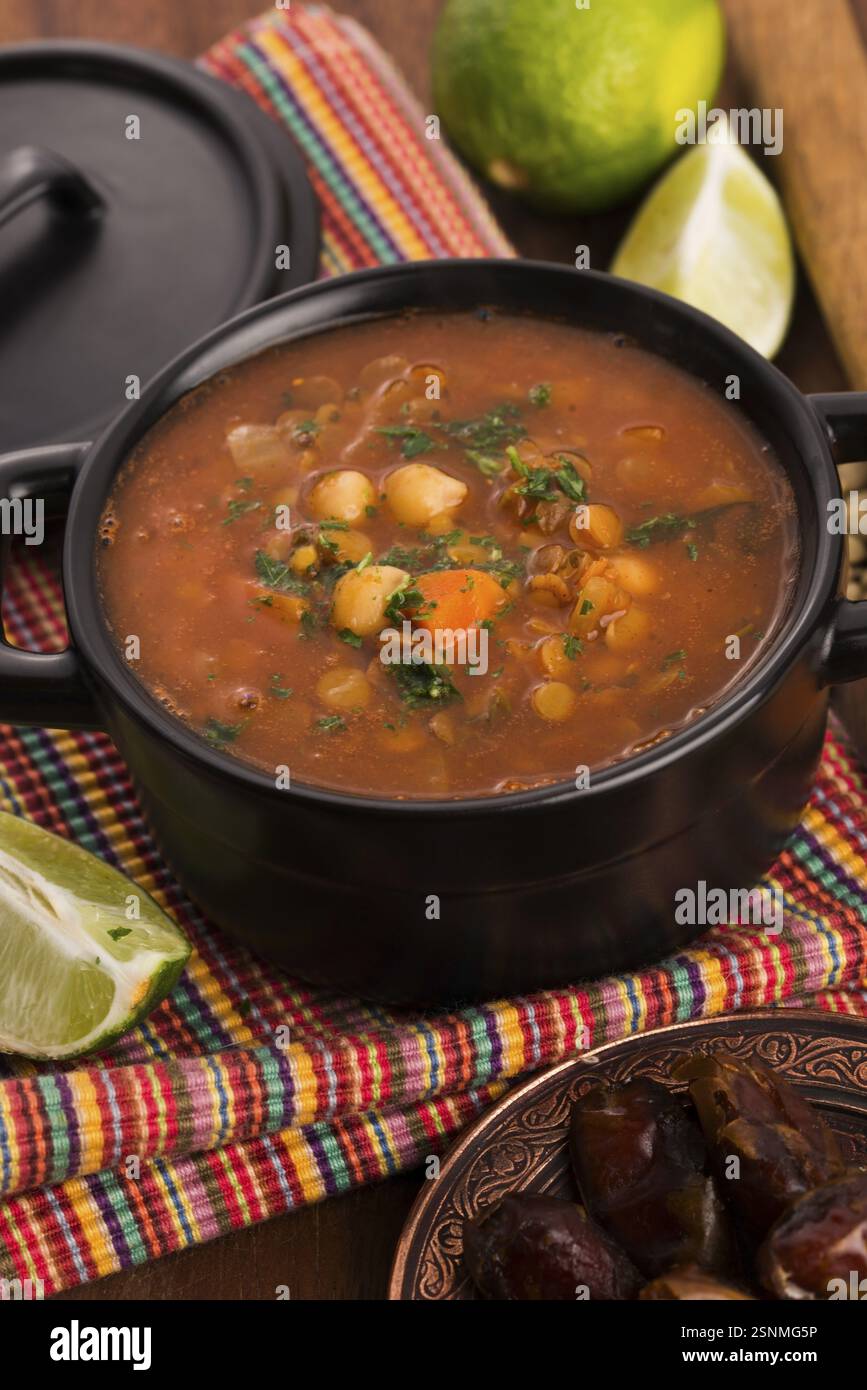 Soupe traditionnelle marocaine - harira, la soupe traditionnelle berbère du Maroc, lodz, pologne Banque D'Images