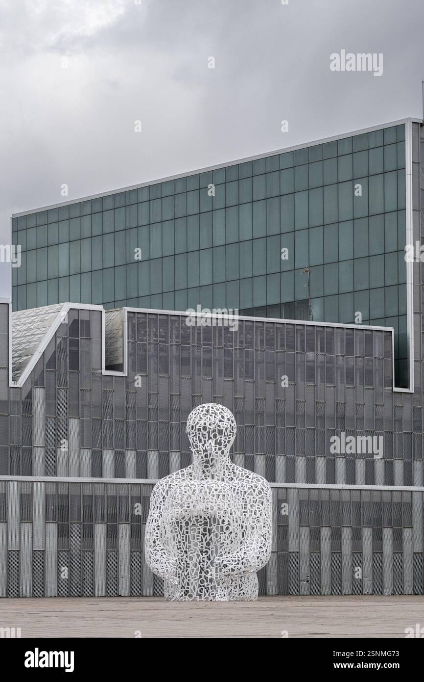 La sculpture Alma del Ebro de Jaume Plensa devant le Palacio de Congresos, conçue par Nieto Sobejano Arquitectos, met en valeur Ar contemporain Banque D'Images