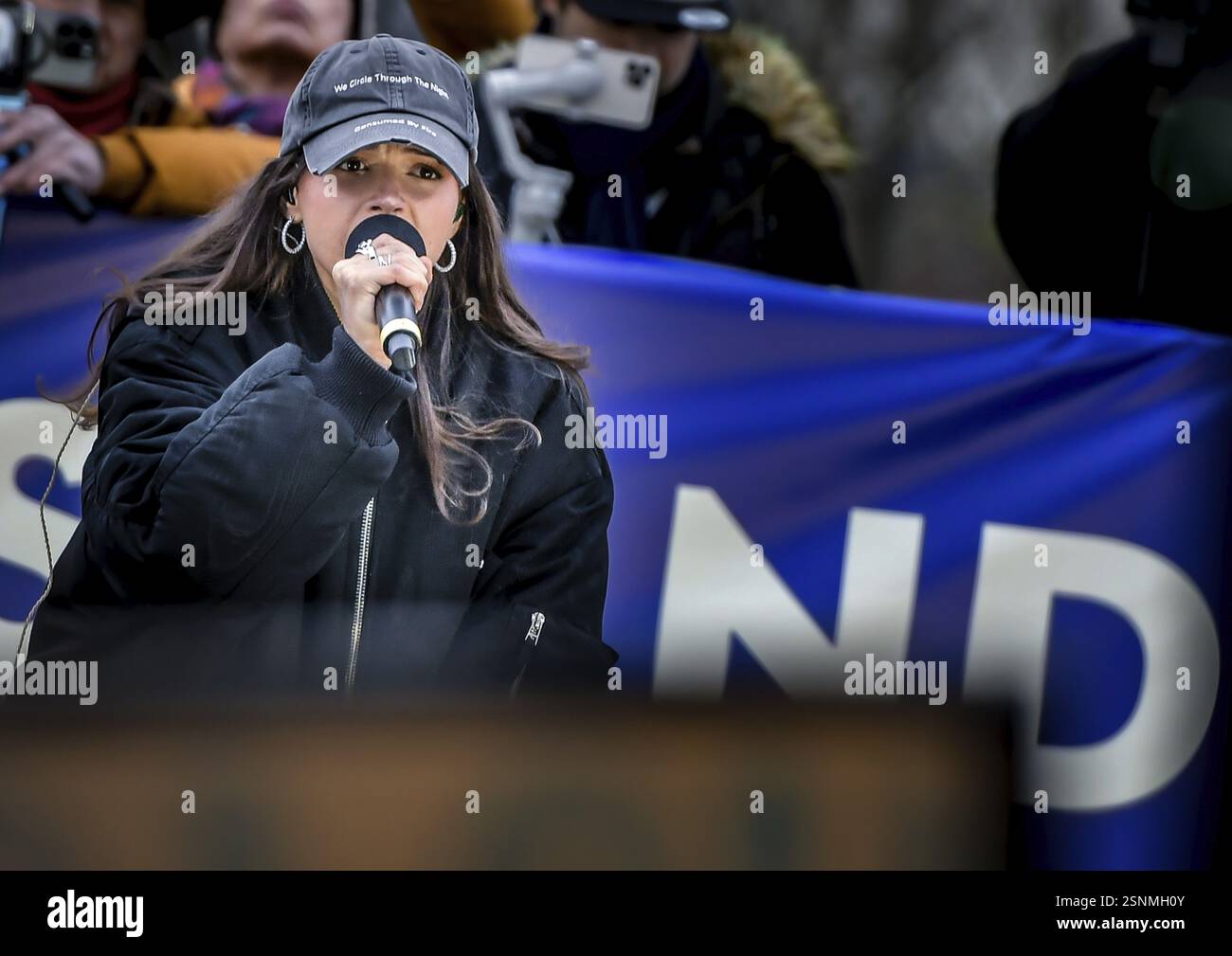La rappeuse Nina Chuba se produit au rallye. Les manifestants se sont rassemblés sous le slogan. Soulèvement des décents. Nous sommes le pare-feu ! Berlin Banque D'Images