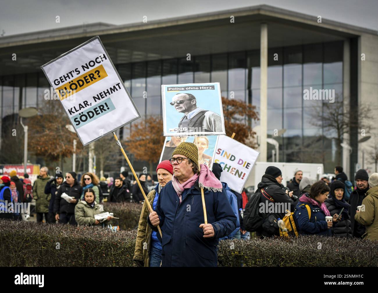Les participants à la manifestation Aufstand der Anstaendigen, Demo fuer die Brandmauer devant le bâtiment du Reichstag tiennent des pancartes avec les mots Banque D'Images