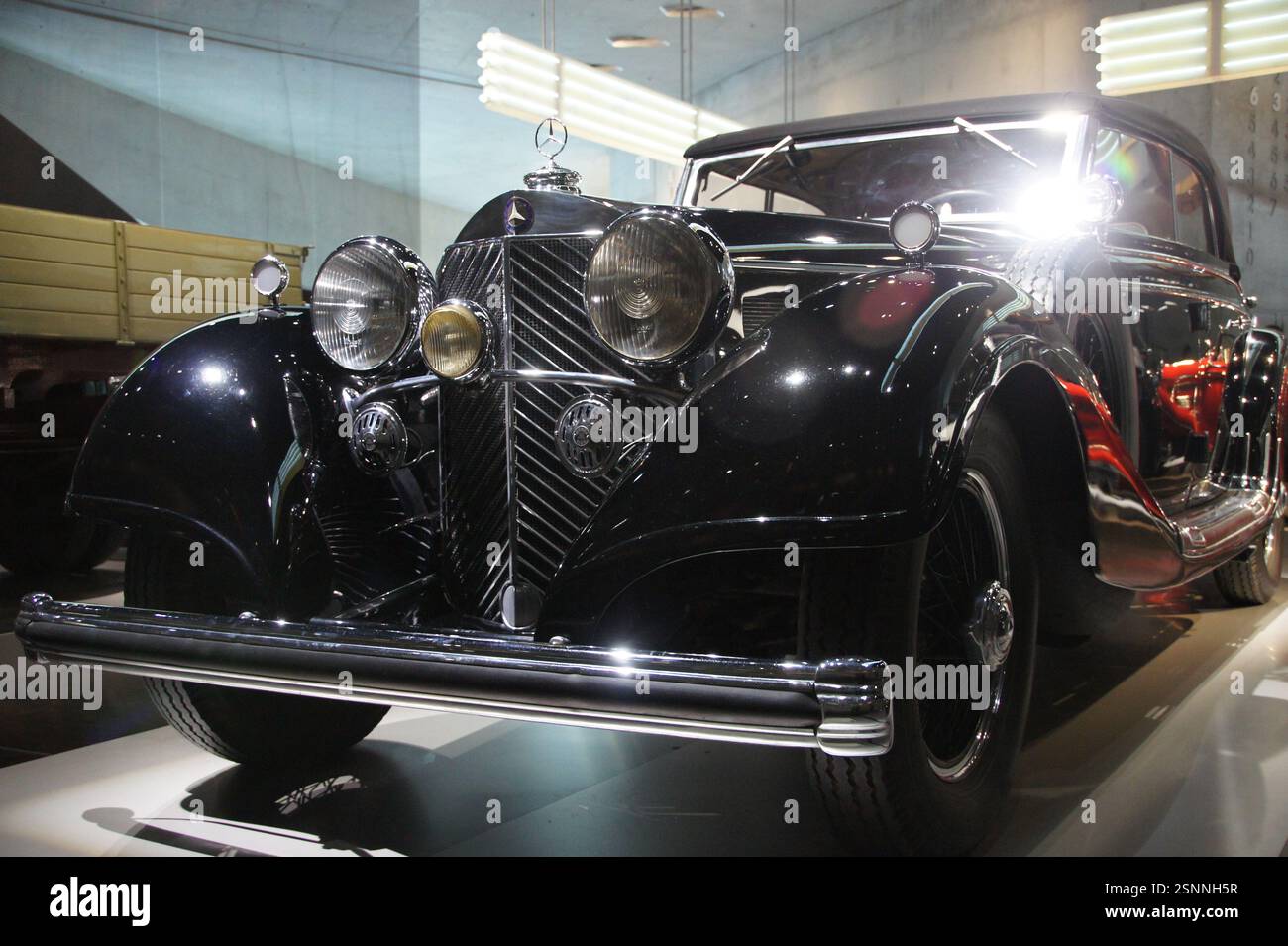 Allemagne, Munich. Mercedes-Benz 770 noire élégante avec garnitures chromées. Cette voiture luxueuse incarne l'élégance et la puissance, une ère révolue de desi automobile Banque D'Images