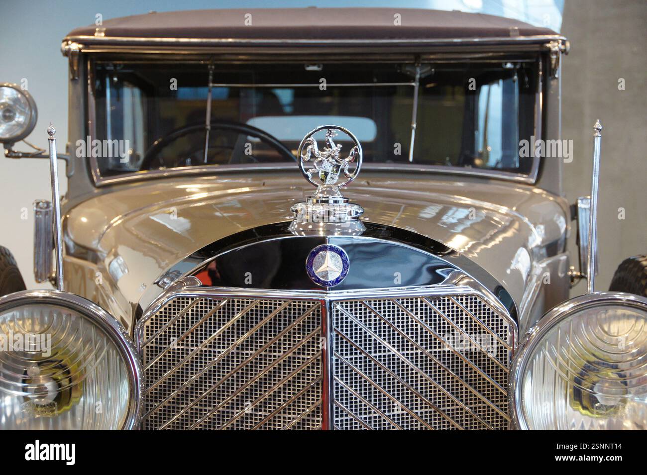 La Mercedes-Benz 770 classique, symbole d'opulence et de puissance, incarne une époque révolue. Autrefois symbole de statut pour l'élite, il sert maintenant de rappel Banque D'Images