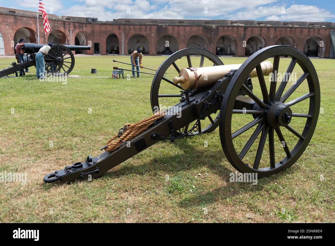 Vue d'un obusier de terrain de 12 livres au premier plan et d'un canon Parrott en arrière-plan au parc historique national de Fort Pulaski, en Géorgie Banque D'Images