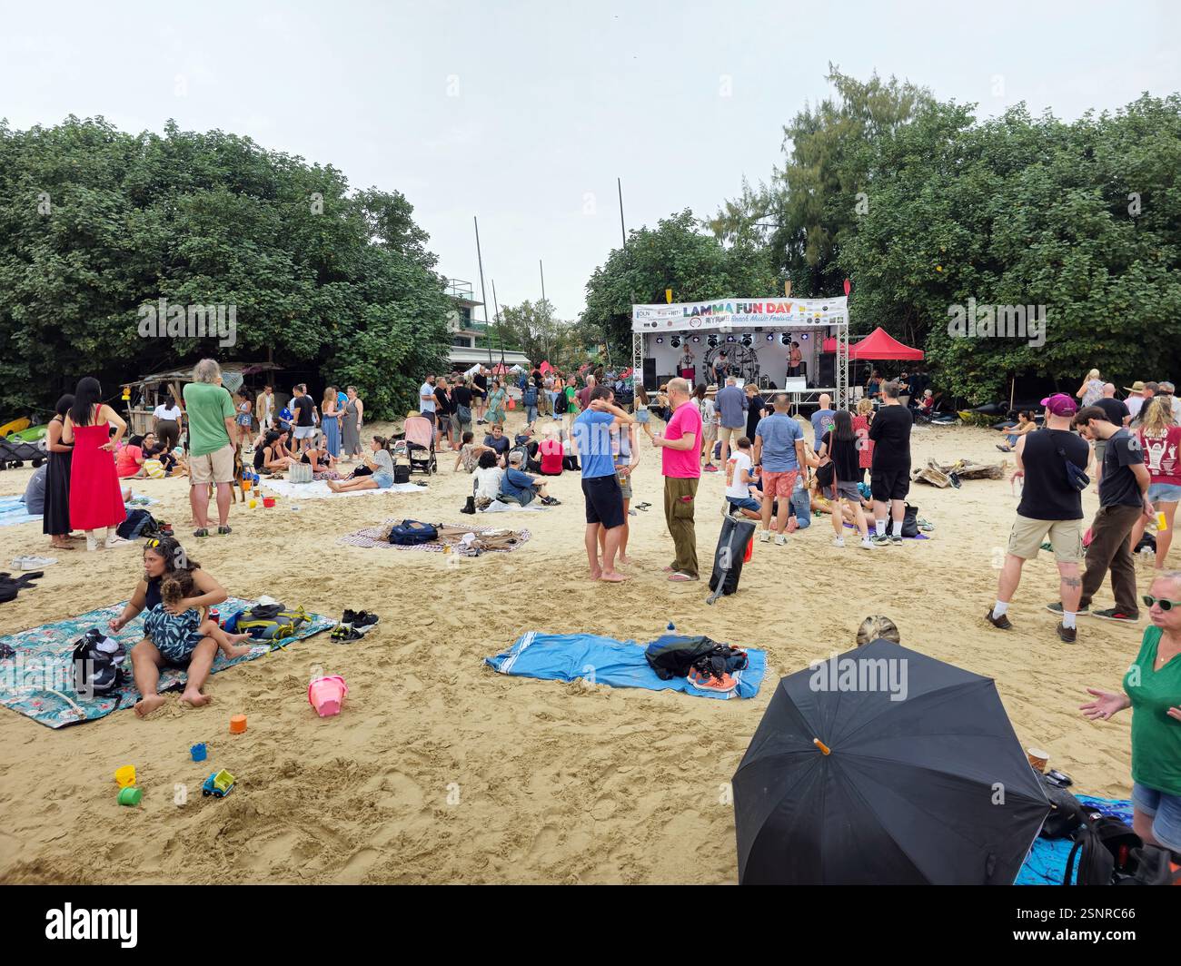 Journée amusante à Lamma Island sur la plage de Power Station, Lamma Island, Hong Kong. - Image de stock capturée avec un smartphone