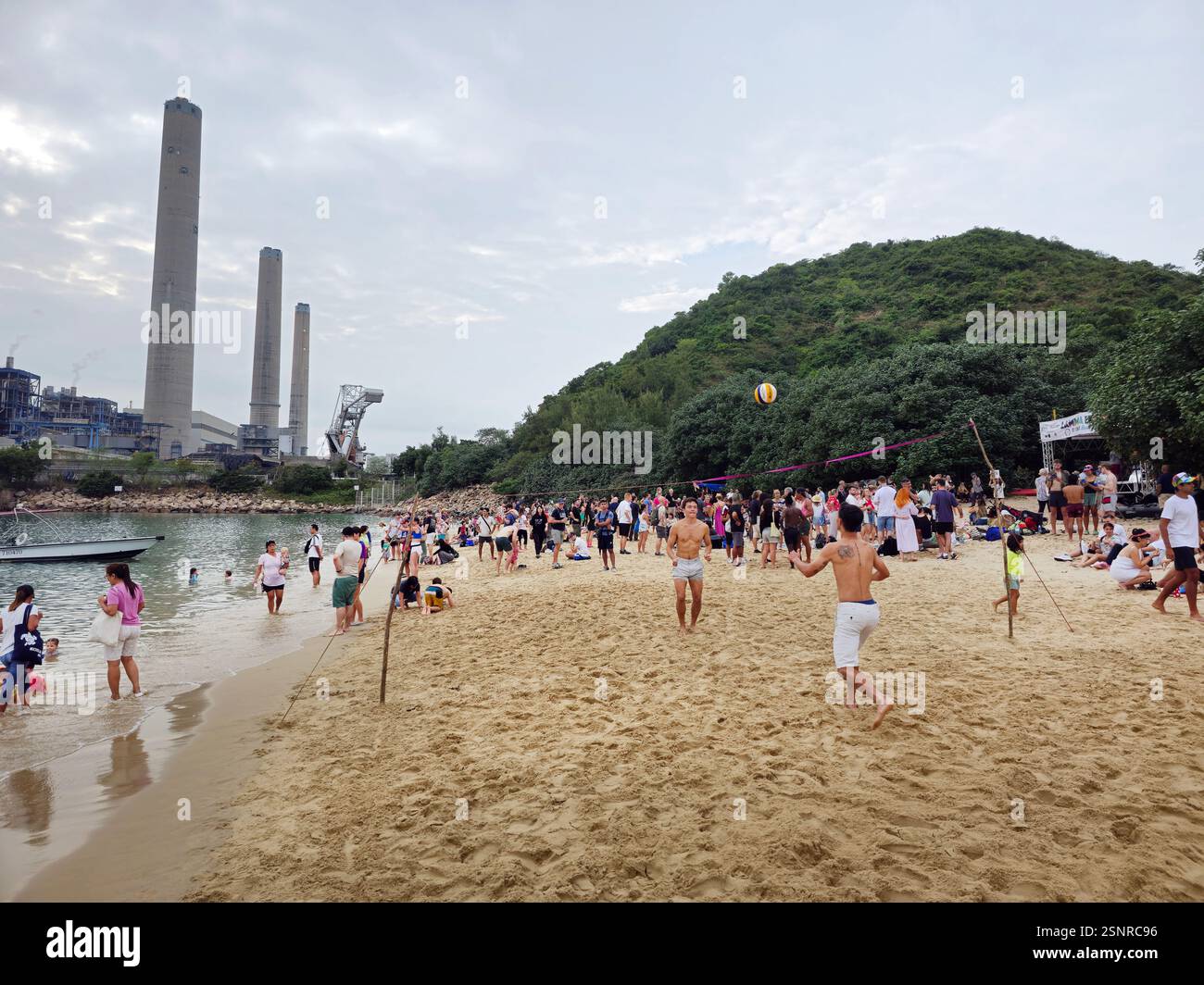 Journée amusante à Lamma Island sur la plage de Power Station, Lamma Island, Hong Kong. - Image de stock capturée avec un smartphone