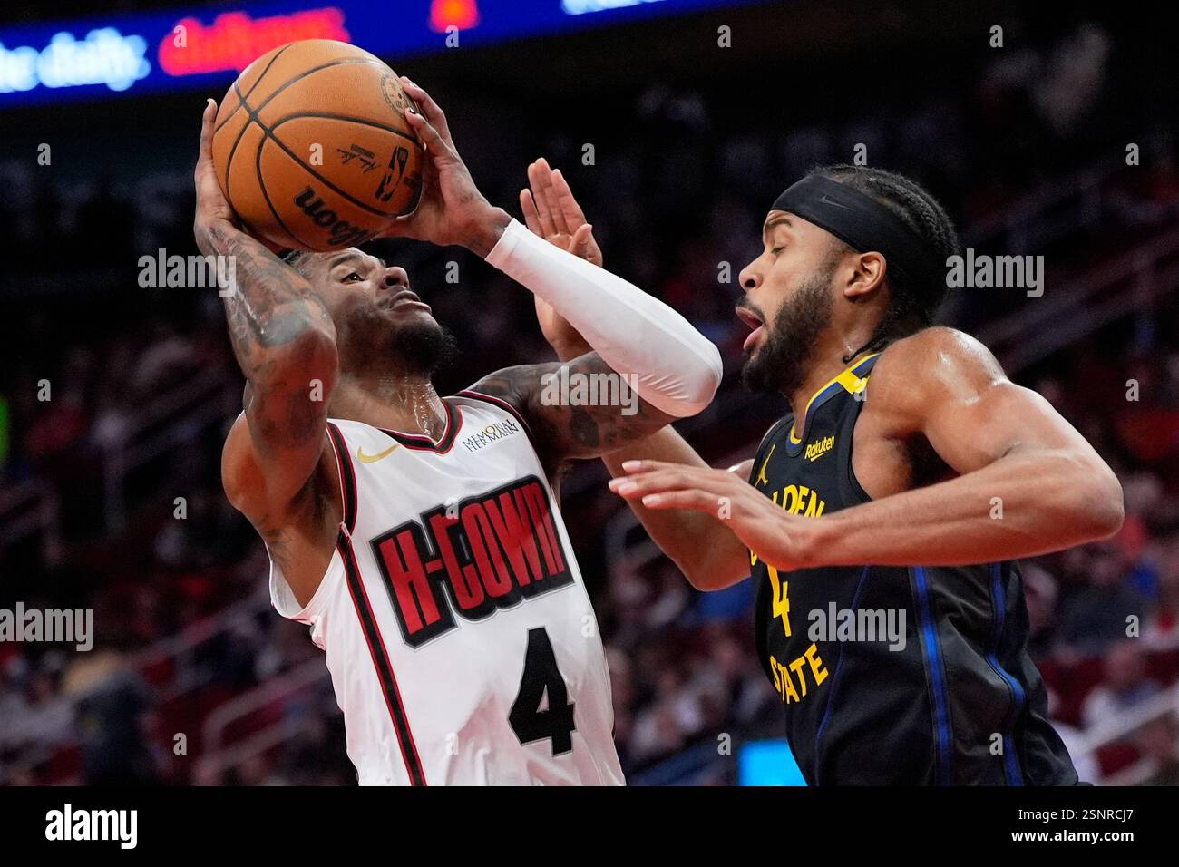 Houston Rockets' Jalen Green, left, shoots as Golden State Warriors' Moses Moody defends during the first half of an NBA basketball game Thursday, Feb. 13, 2025, in Houston. (AP Photo/David J. Phillip) Banque D'Images