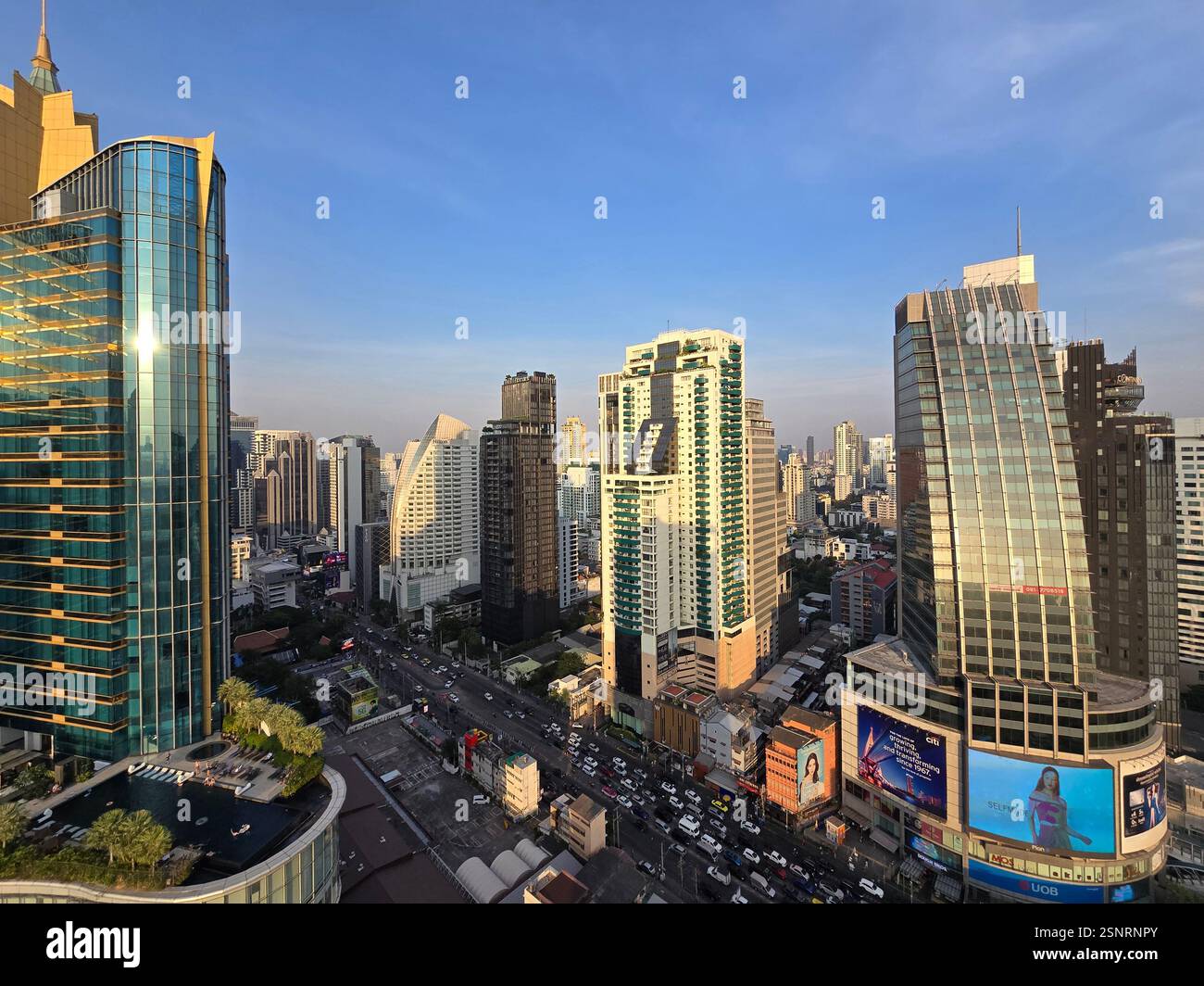 Une vue sur le centre commercial terminal 21 et l'hôtel Grand Centre point sur Sukhumvit Road à Bangkok, Thaïlande. - Image de stock capturée avec un smartphone
