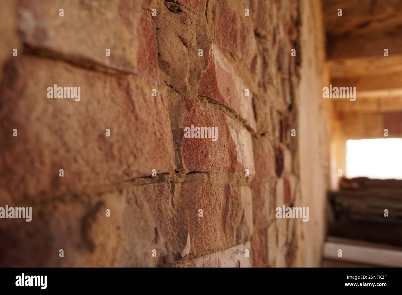 mur de briques dans un bâtiment abandonné Banque D'Images