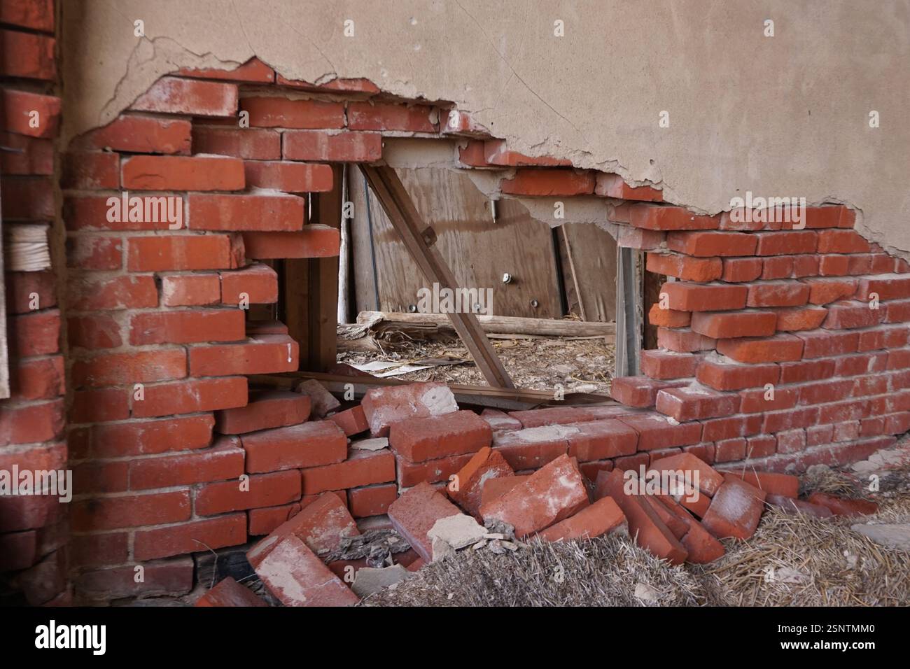 mur de briques avec un trou Banque D'Images