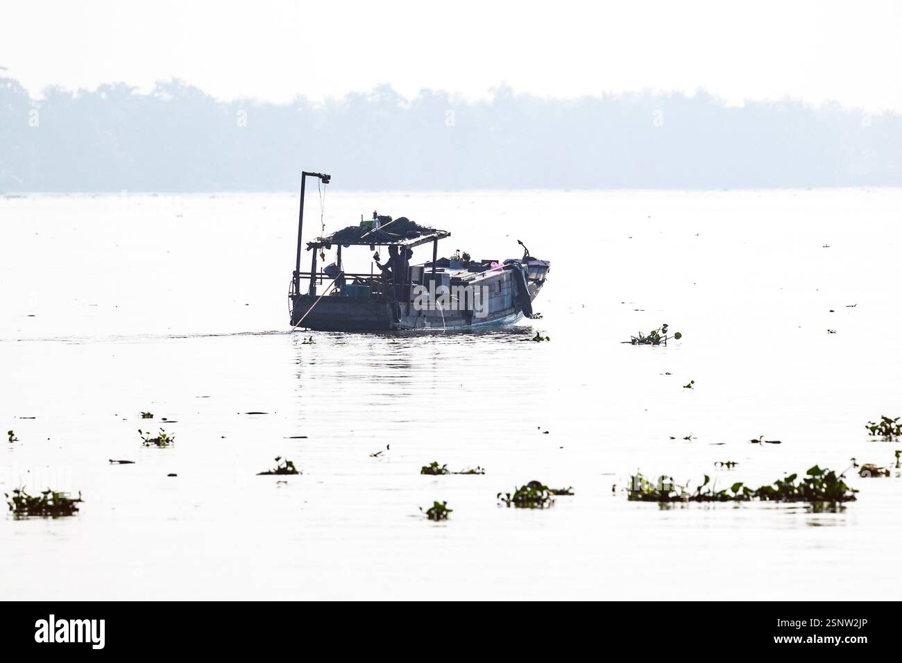 Petit bateau sur le Mékong, Vietnam, lundi 11 novembre 2024. Photo : David Rowland / One-Image.com Banque D'Images