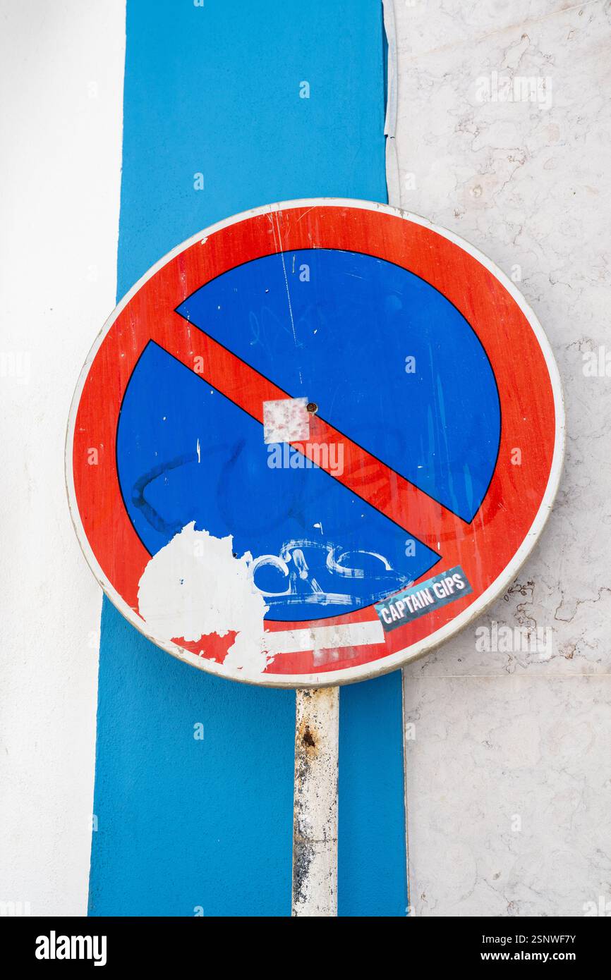 Ericeira Portugal - septembre 30 2025 : un panneau bleu et rouge ne pas entrer avec une bande bleue derrière à Ericeira Portugal Banque D'Images