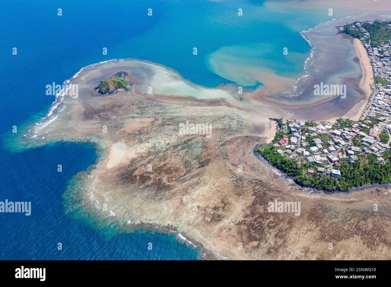 Impact humain sur les récifs océaniques de Mayotte. Plus de population mis vers le bas des arbres maintiennent l'eau maman de la vallée. Quand la boue va sur le récif, elle tue le récif Banque D'Images