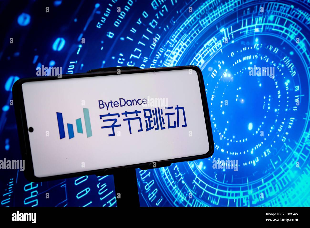 CHONGQING, CHINE - 14 FÉVRIER 2025 - une illustration montre le logo ByteDance affiché sur un smartphone avec le code produit en arrière-plan dans Chong Banque D'Images