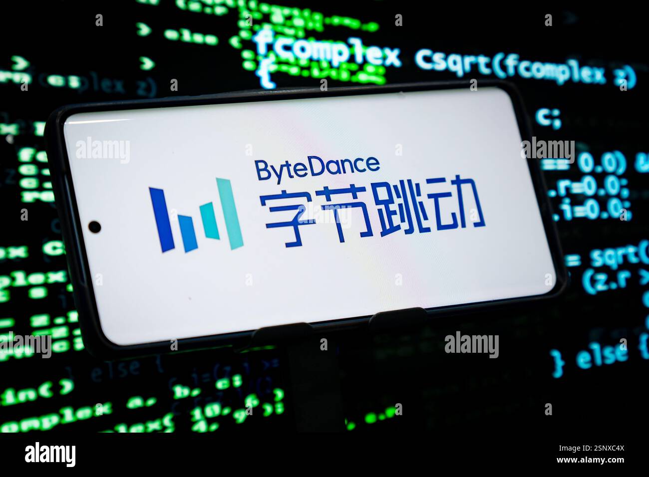 CHONGQING, CHINE - 14 FÉVRIER 2025 - une illustration montre le logo ByteDance affiché sur un smartphone avec le code produit en arrière-plan dans Chong Banque D'Images