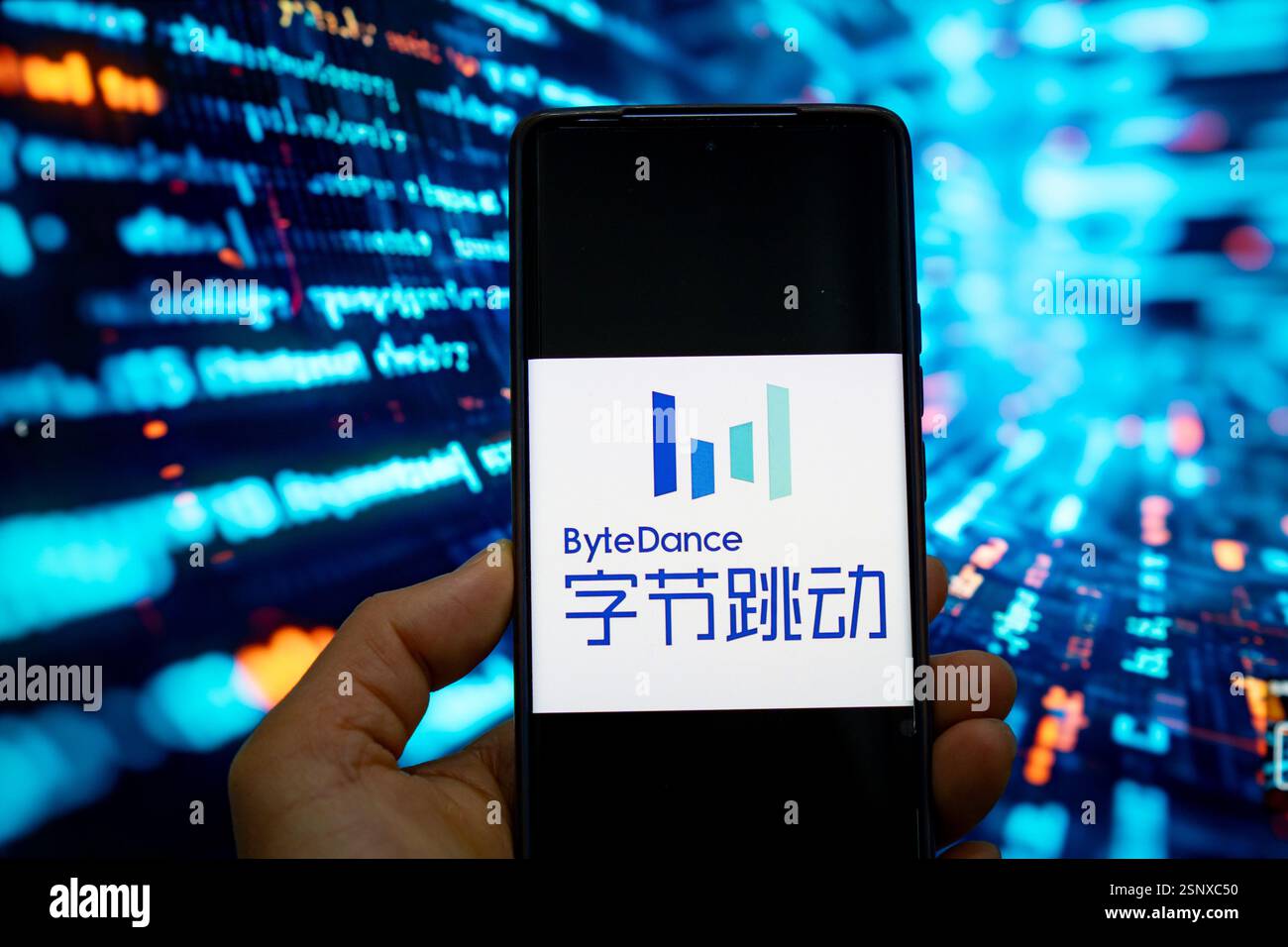 CHONGQING, CHINE - 14 FÉVRIER 2025 - une illustration montre le logo ByteDance affiché sur un smartphone avec le code produit en arrière-plan dans Chong Banque D'Images