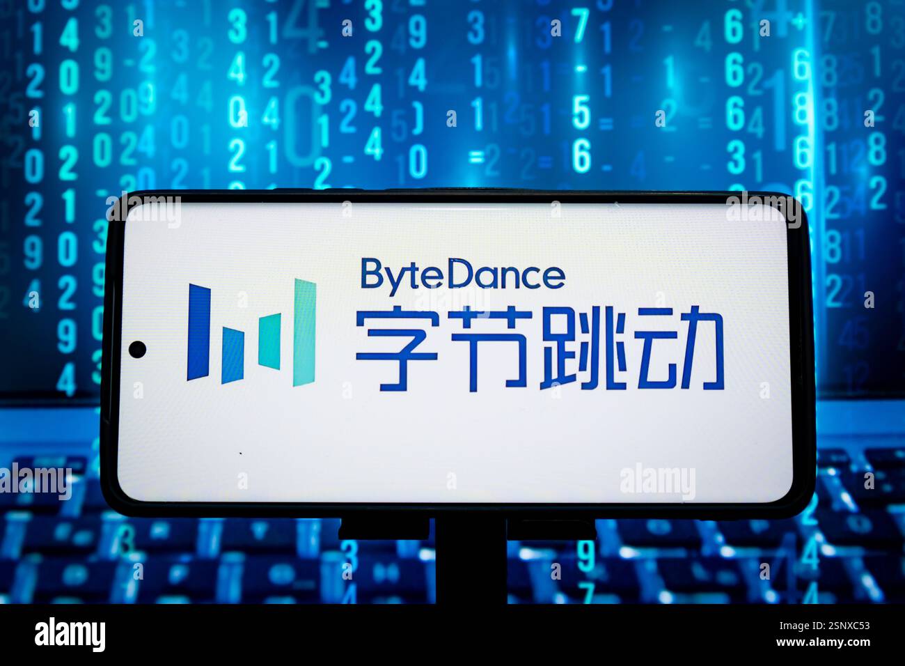 CHONGQING, CHINE - 14 FÉVRIER 2025 - une illustration montre le logo ByteDance affiché sur un smartphone avec le code produit en arrière-plan dans Chong Banque D'Images