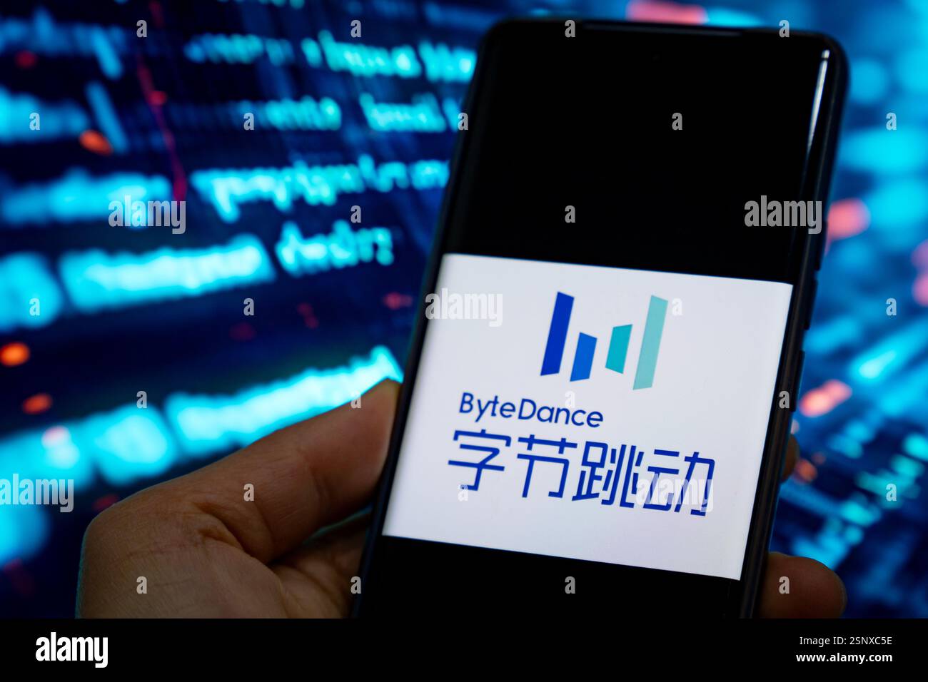 CHONGQING, CHINE - 14 FÉVRIER 2025 - une illustration montre le logo ByteDance affiché sur un smartphone avec le code produit en arrière-plan dans Chong Banque D'Images