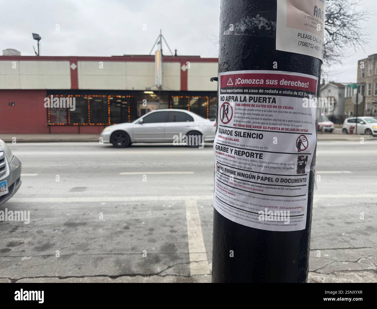 Chicago, États-Unis. 11 février 2025. Une note sur un lampadaire dans le quartier de Little Village explique les droits lorsqu'il s'agit de traiter avec l'Immigration and Customs Enforcement (ICE) des États-Unis. Crédit : Luzia Geier/dpa/Alamy Live News Banque D'Images
