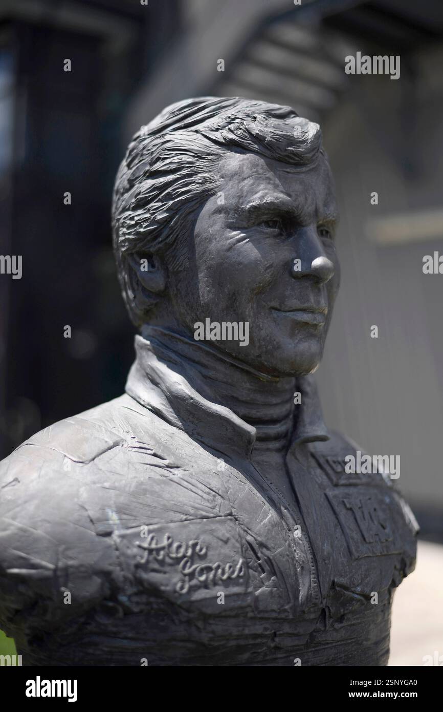 Statue d'Alan Jones, pilote australien de formule 1 sur le circuit de formule 1 Albert Park à Melbourne, en Australie Banque D'Images