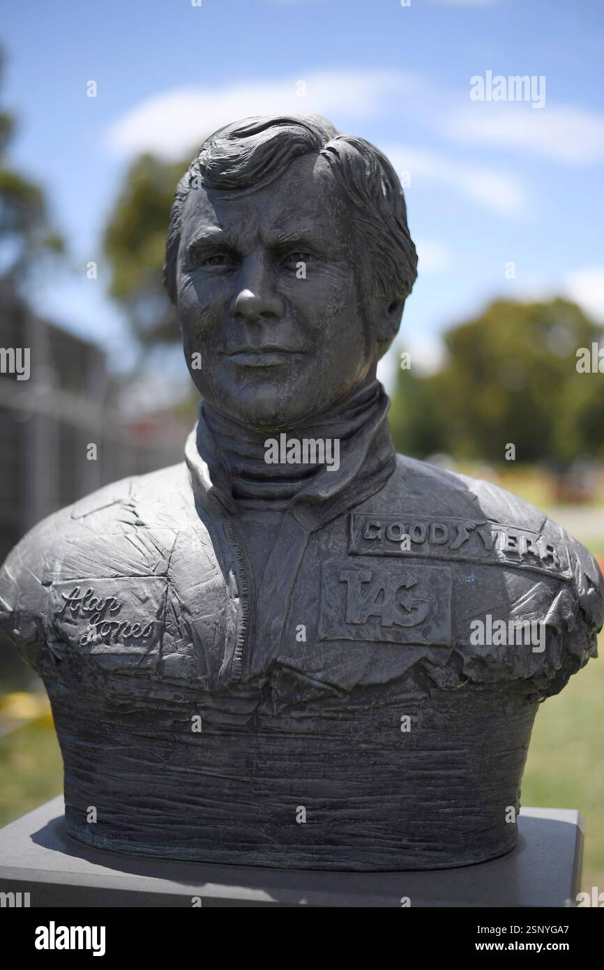 Statue d'Alan Jones, pilote australien de formule 1 sur le circuit de formule 1 Albert Park à Melbourne, en Australie Banque D'Images
