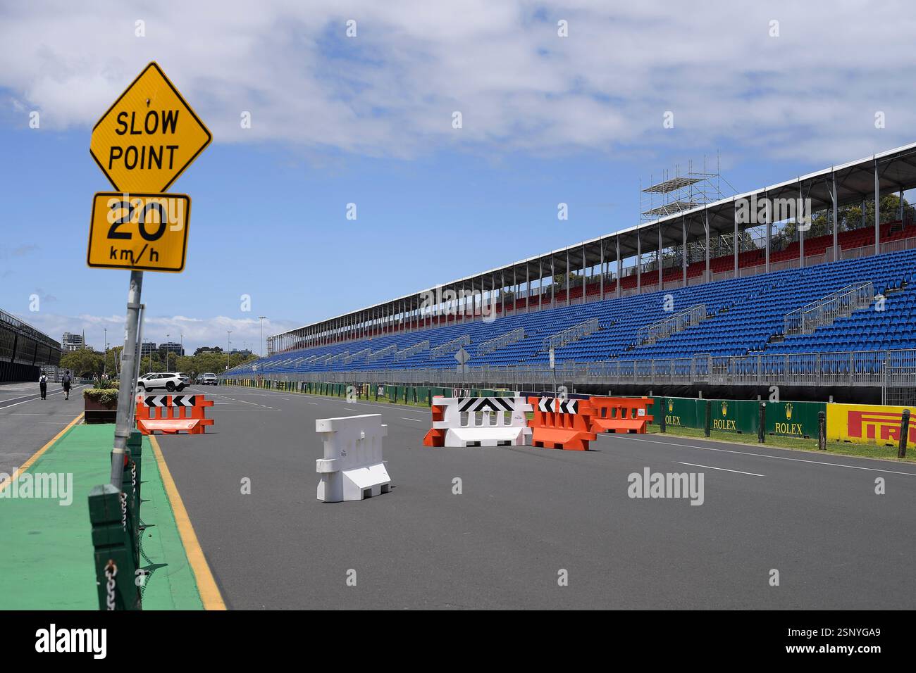 Les tribunes d'arrivée de formule 1 australienne Albert Park débutent en ligne droite à Melbourne en construction et en préparation avant le week-end de course 2025. Banque D'Images