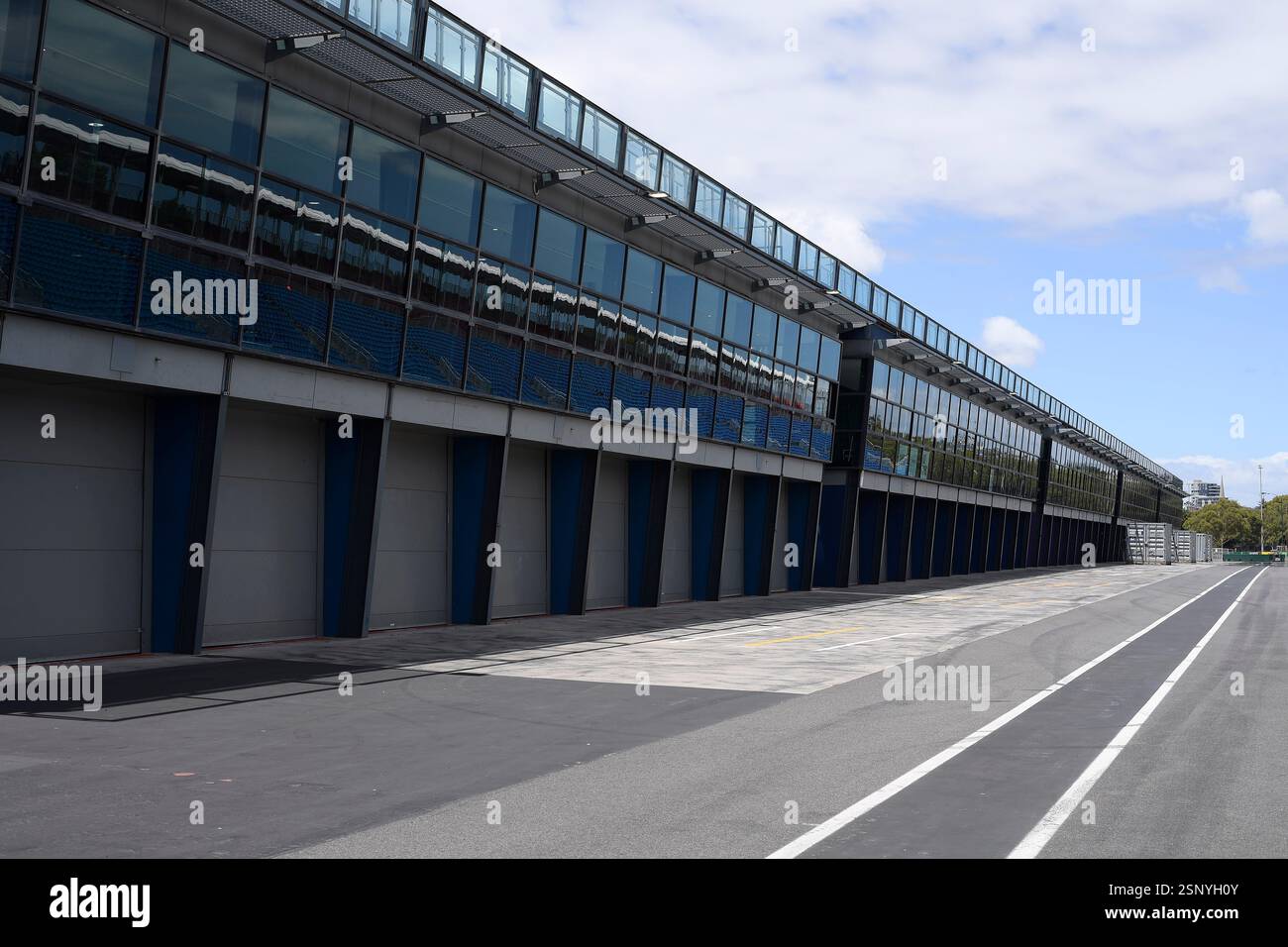 Les garages déserts dans la voie des stands et les bâtiments en verre du circuit de formule 1 d'Albert Park avant le Grand Prix d'Australie 2025 à Melbourne, en Australie Banque D'Images