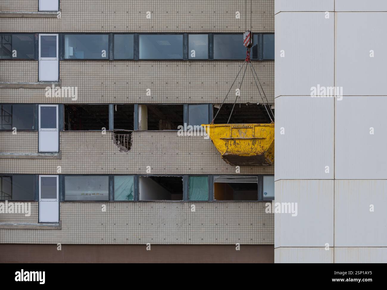 Vieux bac jaune suspendu aux chaînes Banque D'Images
